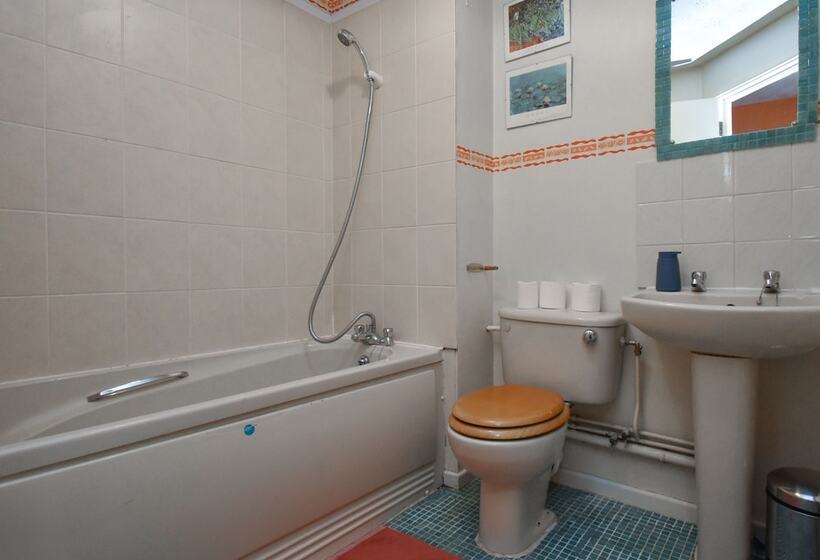 Large 3 Bed Sleep 6 Central Mk