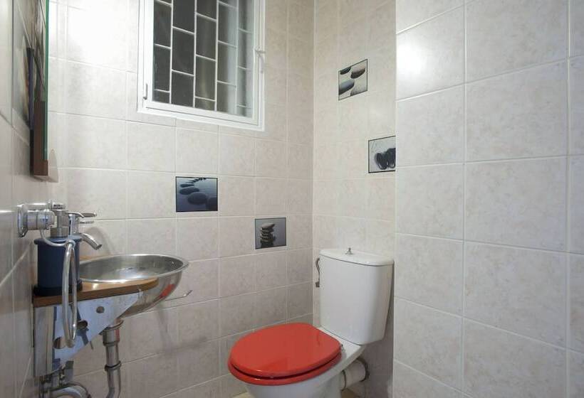 Palaio Faliro, Bright And Spacious Apartment