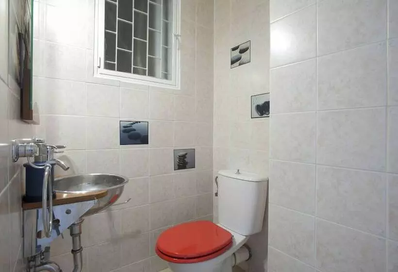 Palaio Faliro, Bright And Spacious Apartment