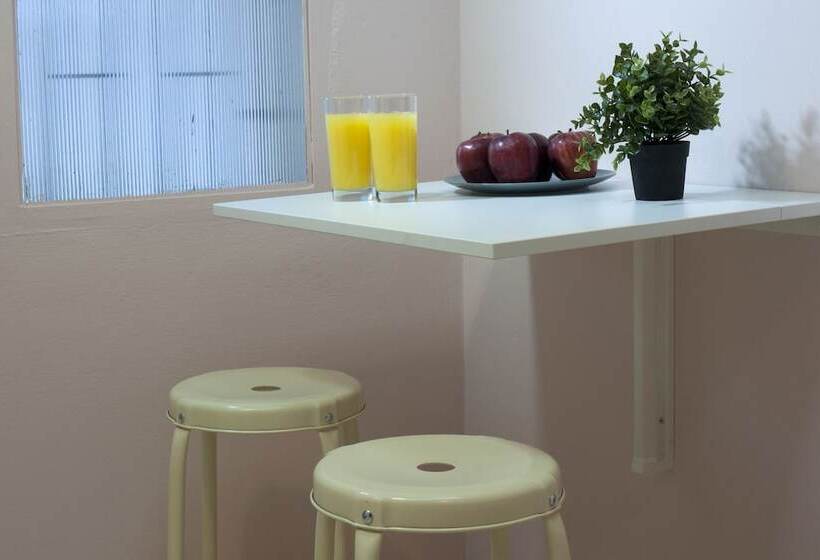 Palaio Faliro, Bright And Spacious Apartment