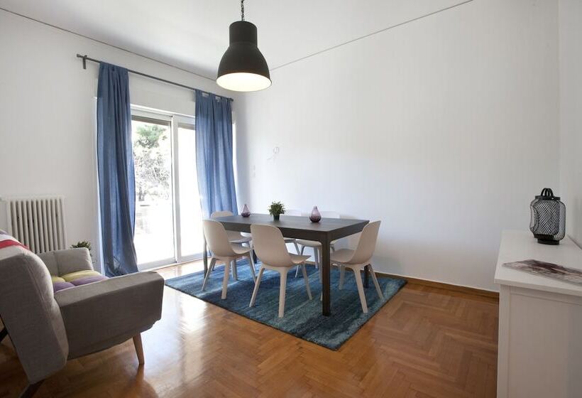 Palaio Faliro, Bright And Spacious Apartment