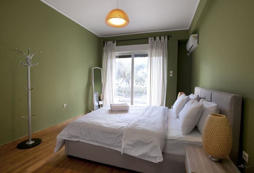 Palaio Faliro, Bright And Spacious Apartment