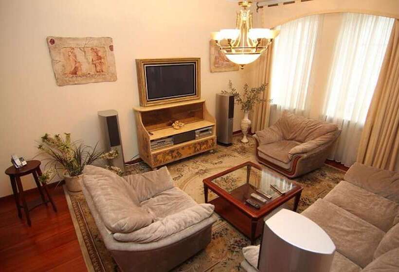 Lakshmi Apartment Red Square