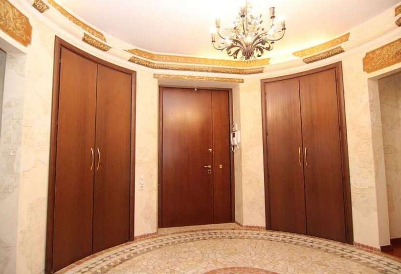 Lakshmi Apartment Red Square