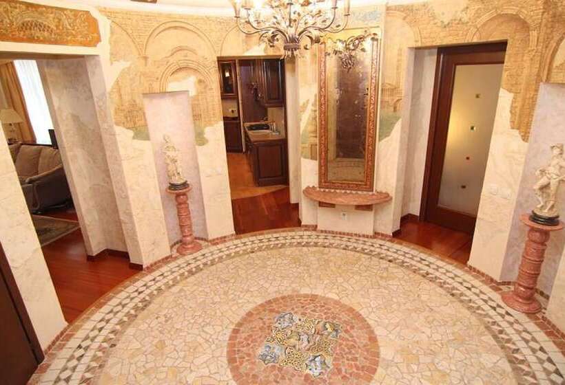 Lakshmi Apartment Red Square