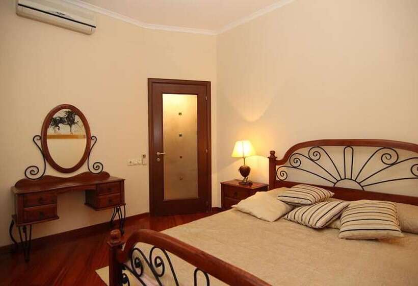 Lakshmi Apartment Red Square