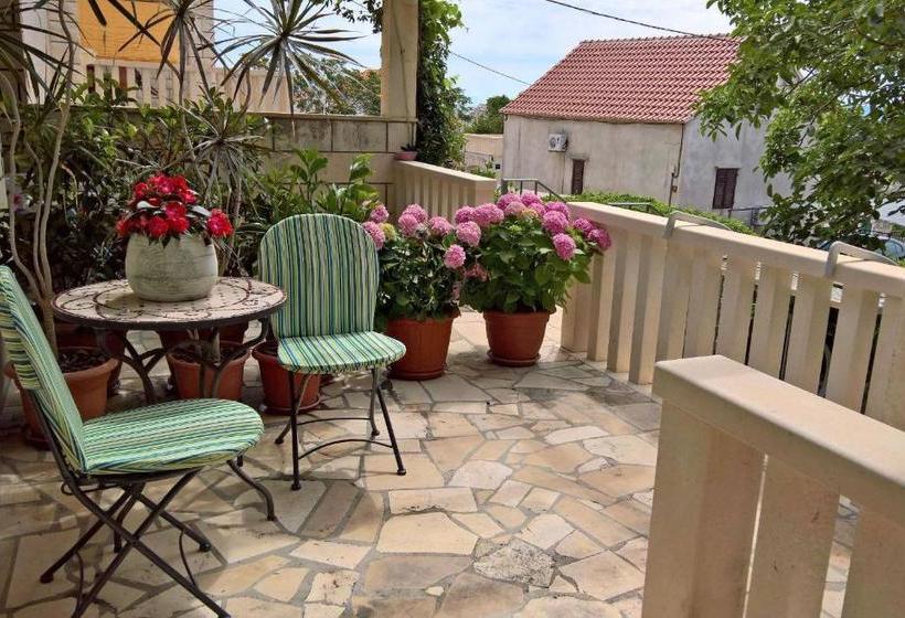 Apartments And Rooms Vojmir