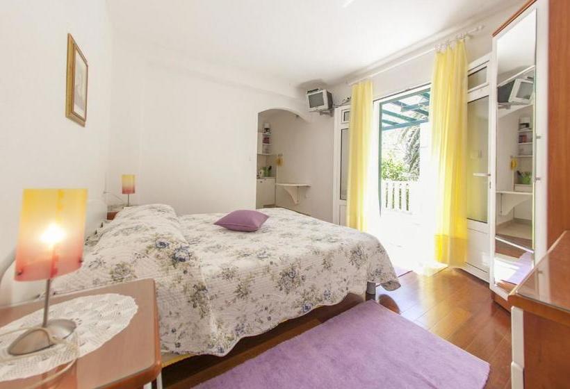 Apartments And Rooms Vojmir