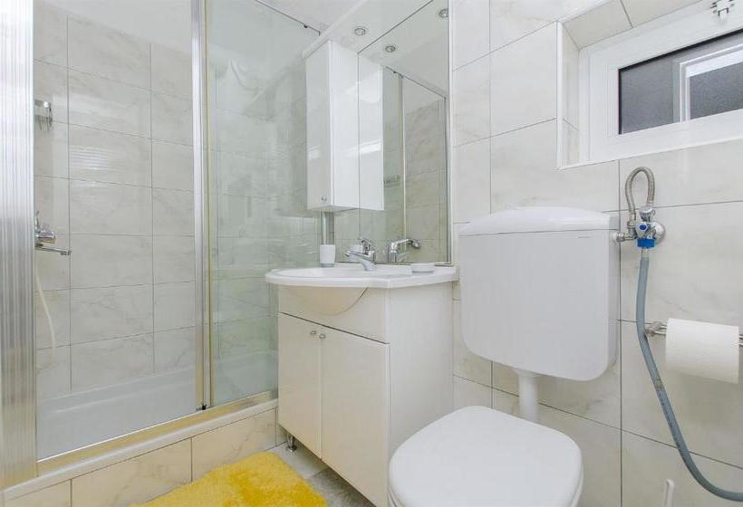 Apartments And Rooms Vojmir