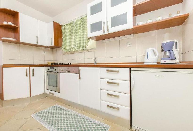 Apartments And Rooms Vojmir