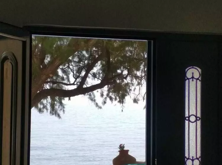 پانسیون House On The Wave