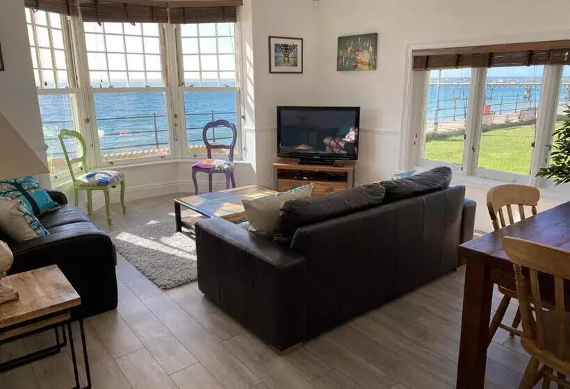 Promenade Apartment With Own Beach Hut