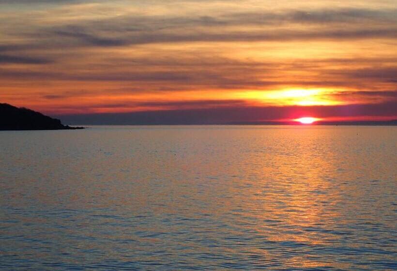 Promenade Apartment With Own Beach Hut