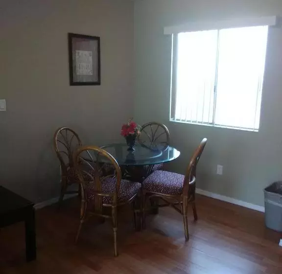 בית מלון כפרי Hidden Palms Resort & Condominiums