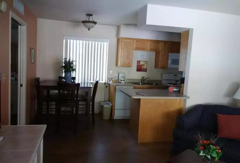 בית מלון כפרי Hidden Palms Resort & Condominiums