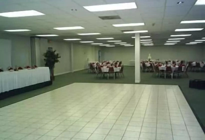 Отель Howard Johnson by Wyndham Hannibal