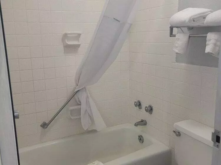 Отель Howard Johnson by Wyndham Hannibal