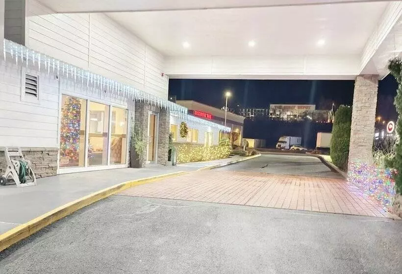 هتل Clarion Pointe Wenatchee