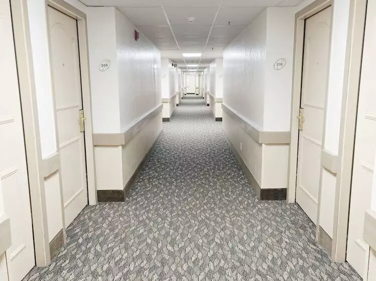 هتل Clarion Pointe Wenatchee