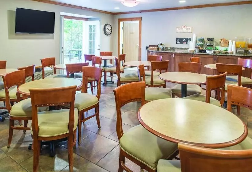 هتل Clarion Pointe Wenatchee