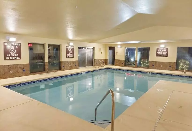 هتل Clarion Pointe Wenatchee