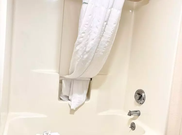 هتل Clarion Pointe Wenatchee