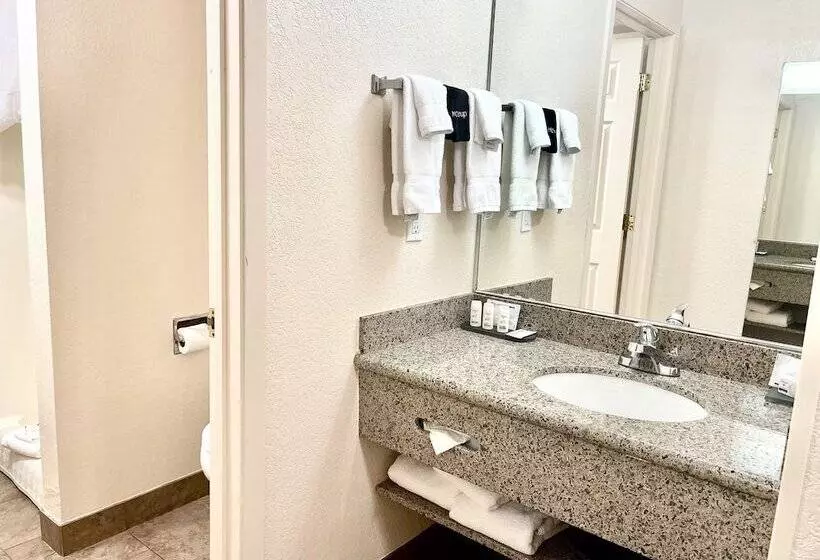 هتل Clarion Pointe Wenatchee