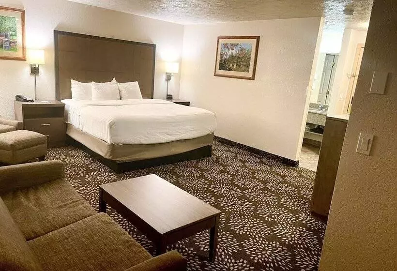 هتل Clarion Pointe Wenatchee