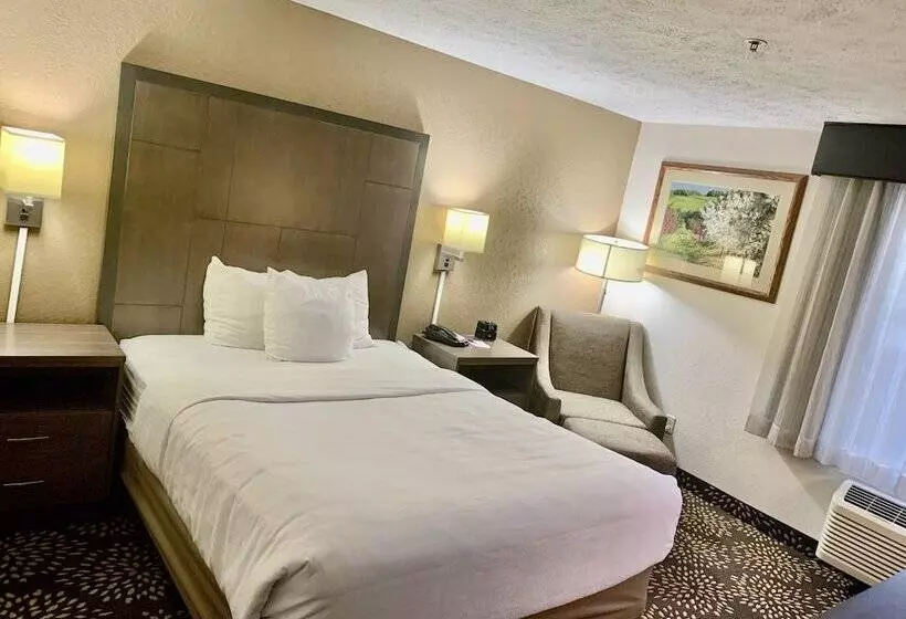 هتل Clarion Pointe Wenatchee