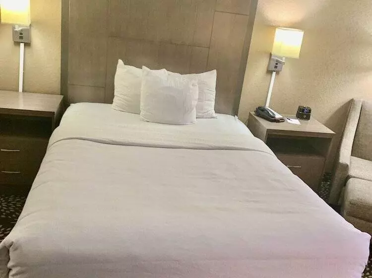 هتل Clarion Pointe Wenatchee