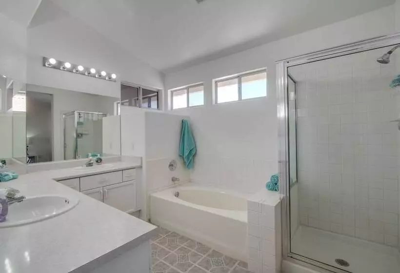 Beautiful Spacious House Very Nice Area