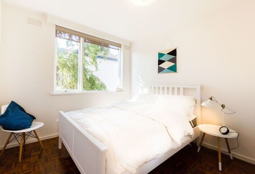 Rosie, 2bdr St.kilda Apartment