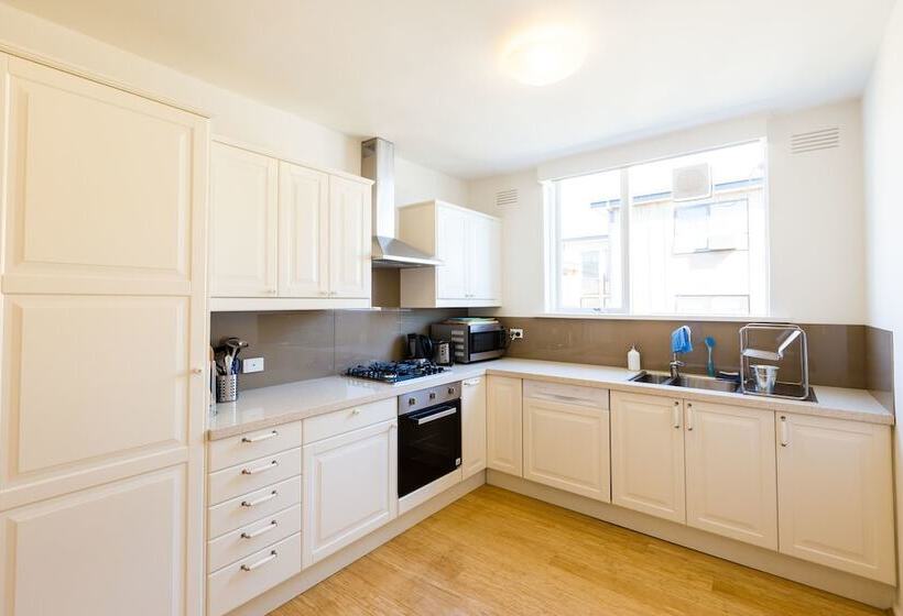 Rosie, 2bdr St.kilda Apartment