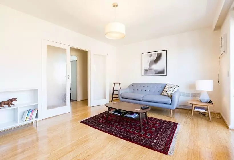 Rosie, 2bdr St.kilda Apartment