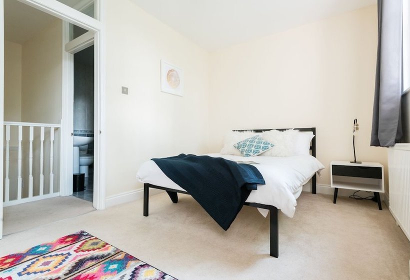 The Lapis Lounge   Large 3bdr House At River Avon