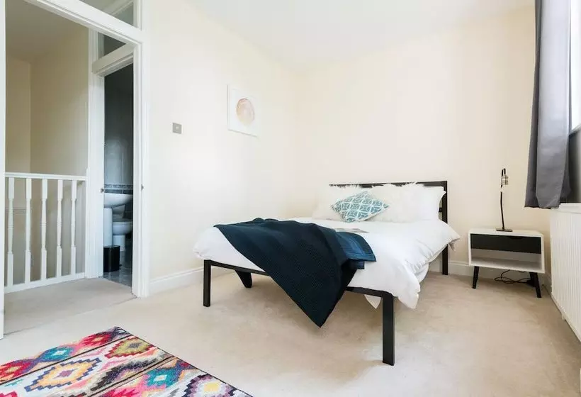 The Lapis Lounge   Large 3bdr House At River Avon