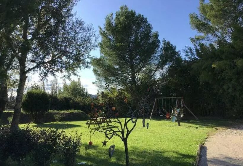Hotelli Des Roulottes En Provence