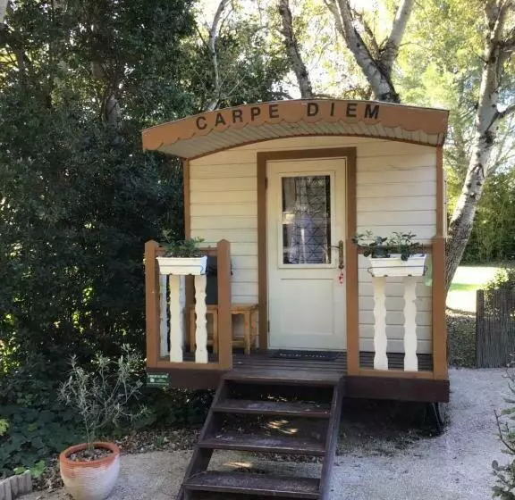 Hotelli Des Roulottes En Provence