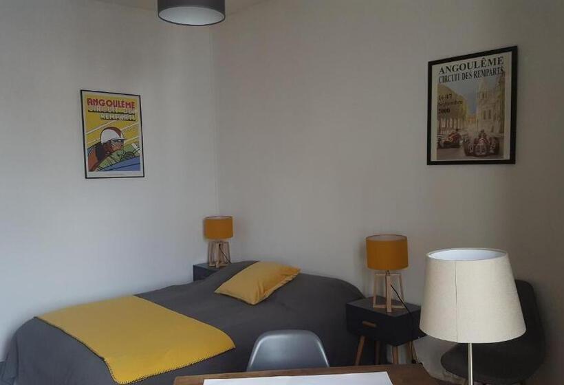 مبيت وإفطار La Tour De Lavalette