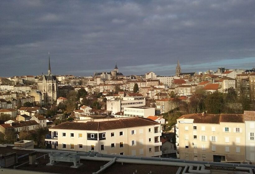 مبيت وإفطار La Tour De Lavalette