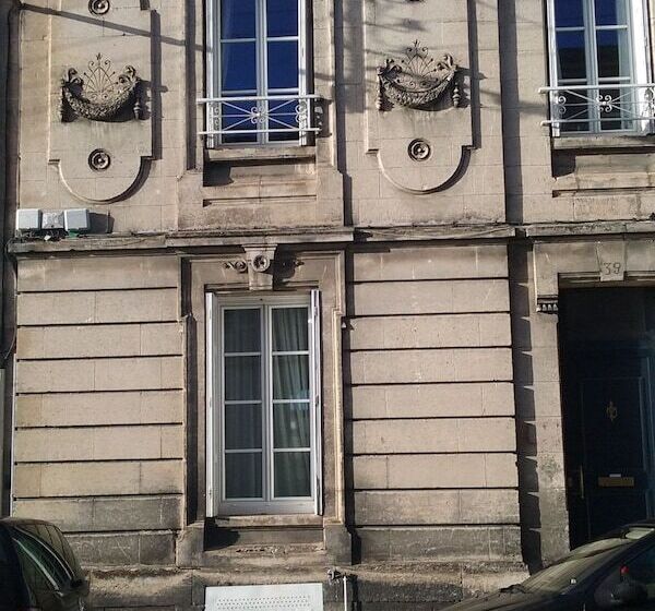 مبيت وإفطار La Tour De Lavalette