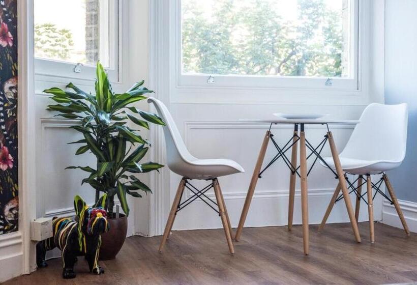 Bright 1 Bedroom Flat Minutes From The Beach And Trains