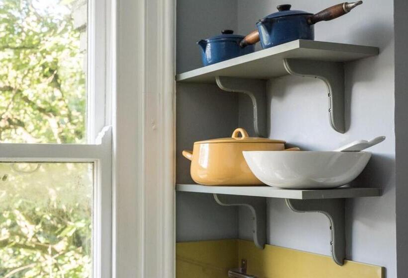 Bright 1 Bedroom Flat Minutes From The Beach And Trains