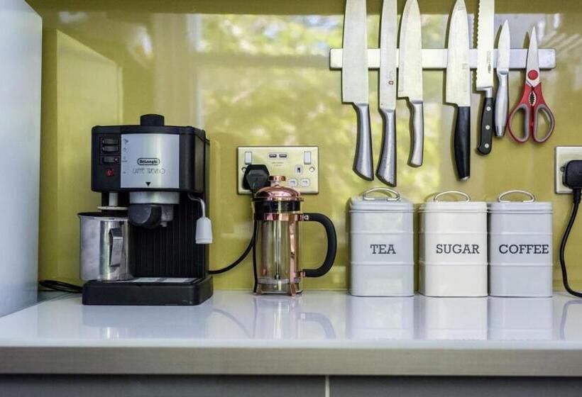 Bright 1 Bedroom Flat Minutes From The Beach And Trains