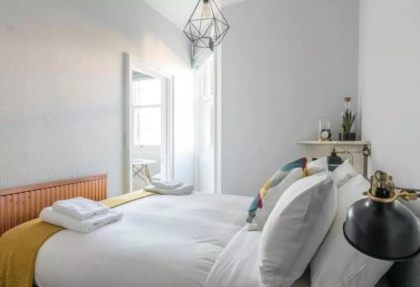 Bright 1 Bedroom Flat Minutes From The Beach And Trains