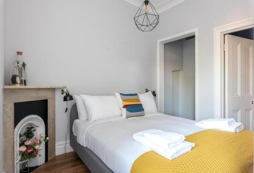 Bright 1 Bedroom Flat Minutes From The Beach And Trains