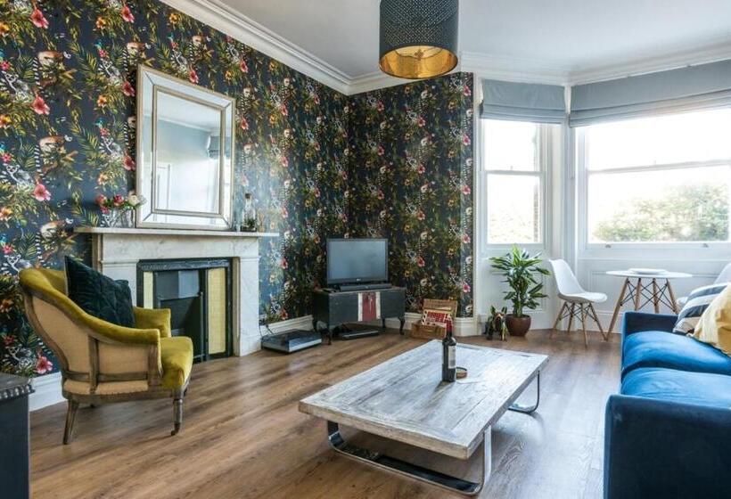 Bright 1 Bedroom Flat Minutes From The Beach And Trains