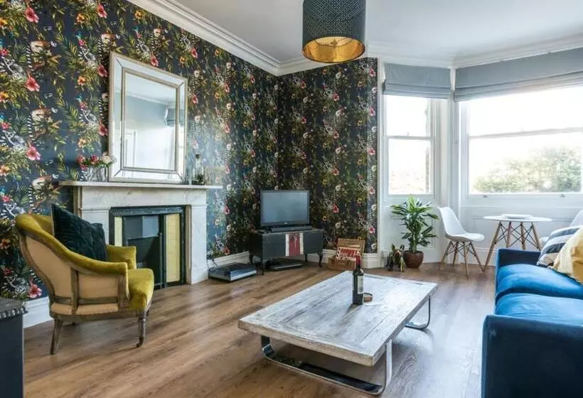 Bright 1 Bedroom Flat Minutes From The Beach And Trains