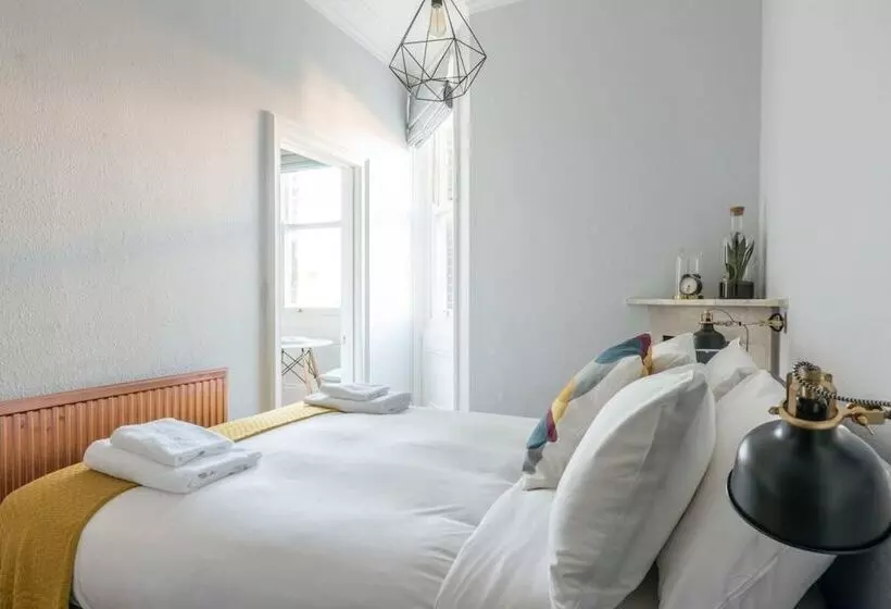 Bright 1 Bedroom Flat Minutes From The Beach And Trains