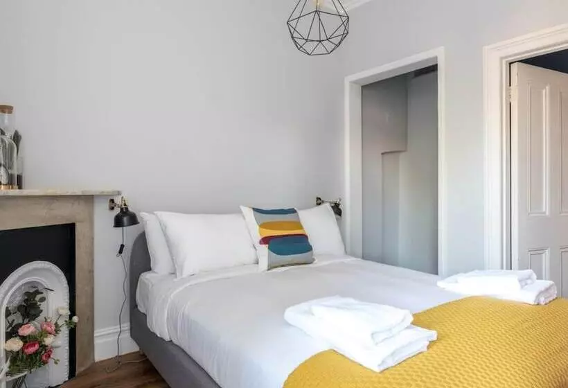 Bright 1 Bedroom Flat Minutes From The Beach And Trains